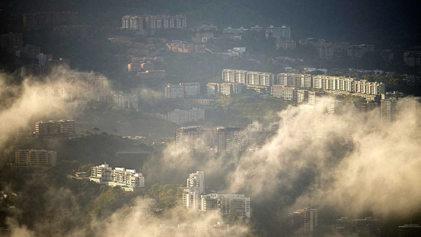 7 انفجارات قوية في العاصمة الفنزويلية كاراكاس (فيديو وصور)