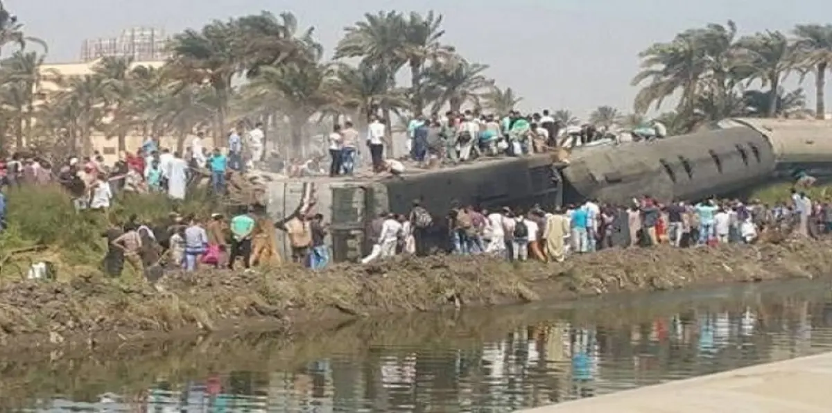 بالفيديو والصور.. مصرع 26 شخصًا وإصابة 31 في حادثي سير بمصر