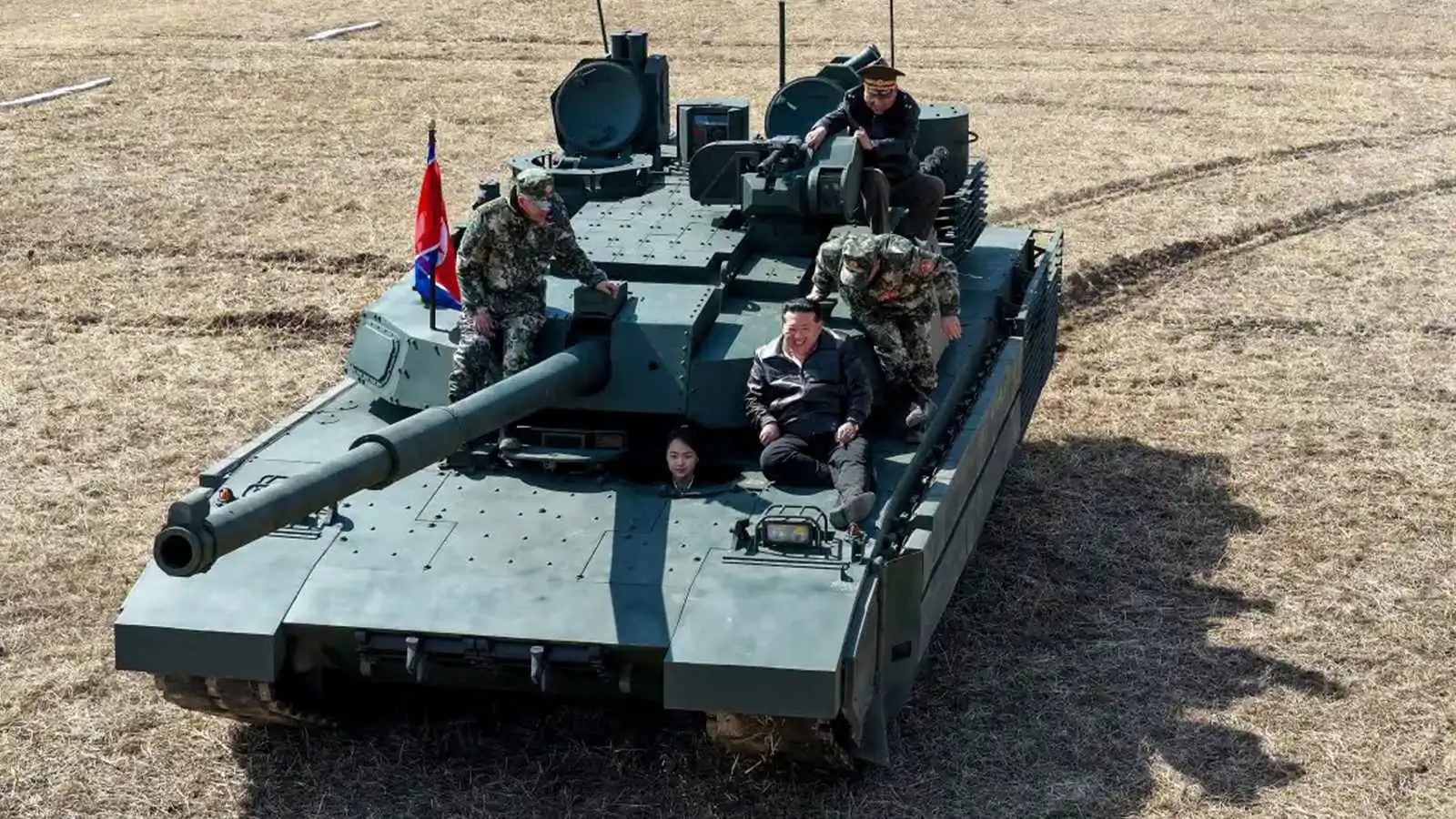 بصفات "خارقة".. كيم يكشف دبابة لا تُقهر وابنته تقودها