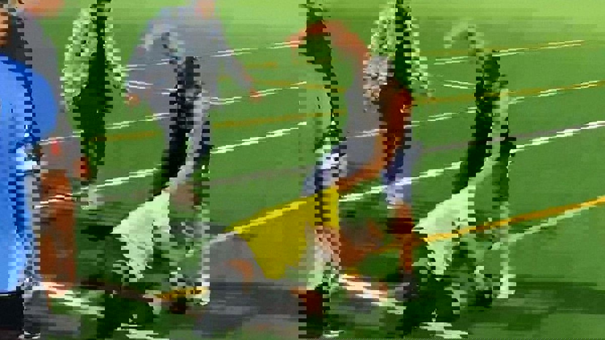 اتهام مشجع بالاعتداء بعد كسر فك مساعد حكم في أستراليا (فيديو)