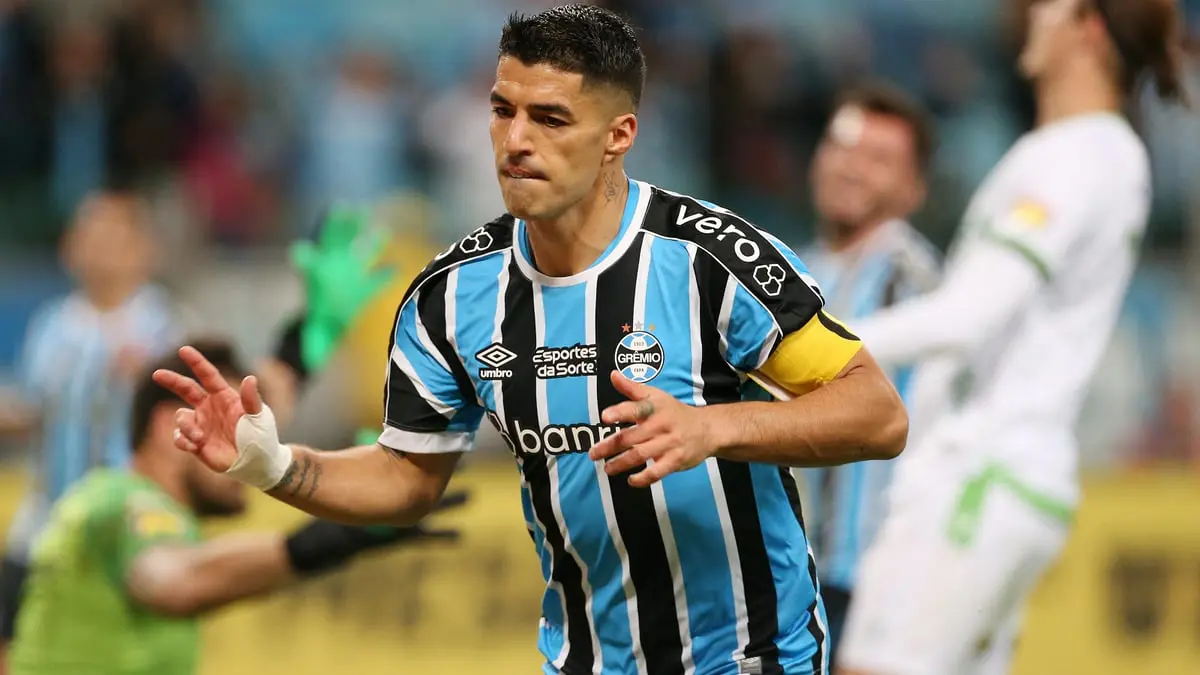 لويس سواريز يسجل هدفًا لغريميو رغم حاجته لزراعة طرف صناعي في الركبة (فيديو)