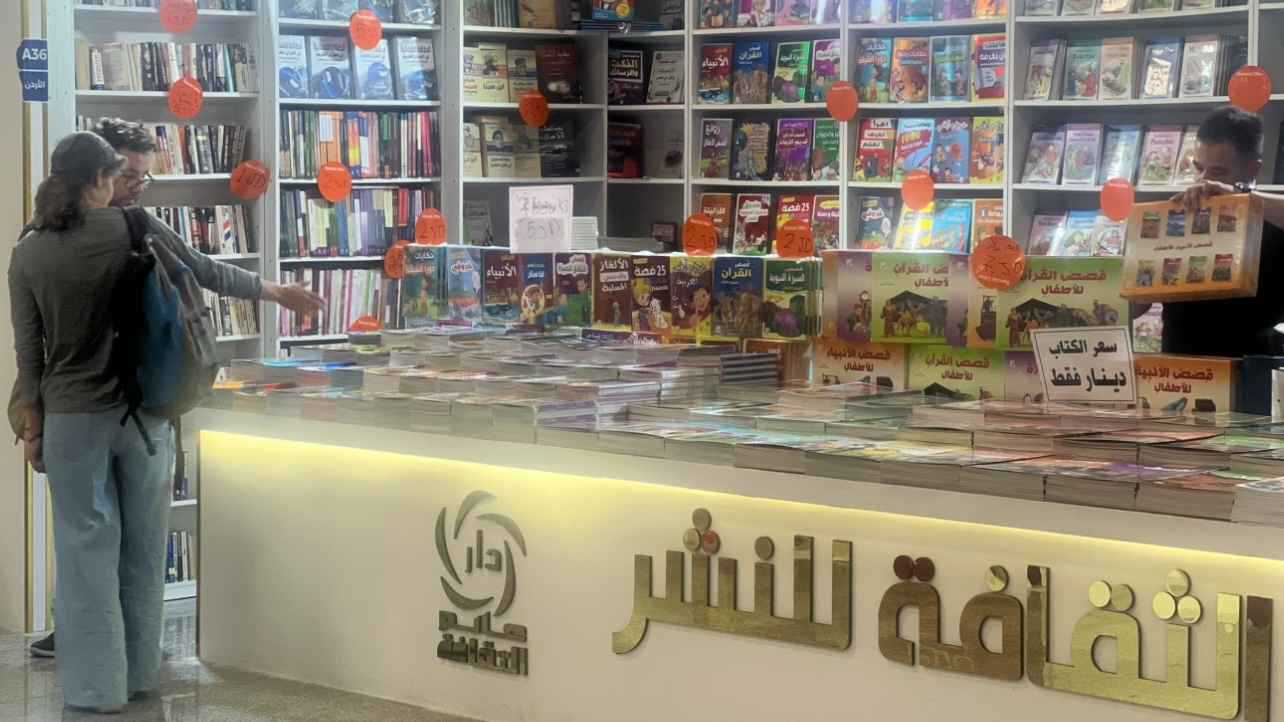 بمشاركة 400 دار نشر‎.. إقبال على معرض عمّان الدولي للكتاب (صور)