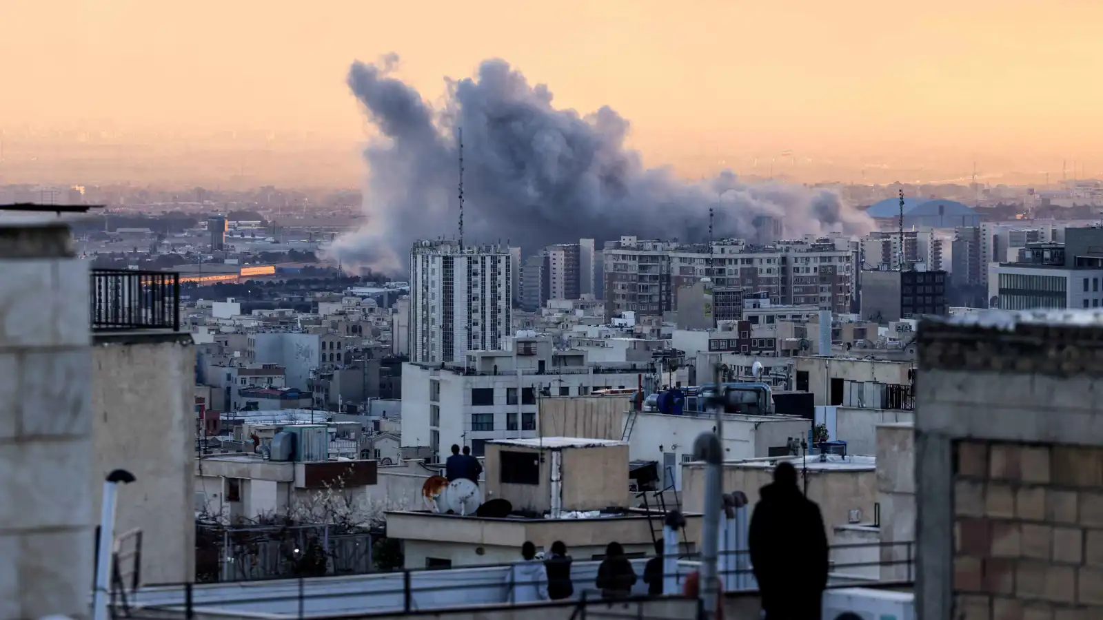 كابوس "التعبئة العامة".. الشباب الأوروبي يخشى اندلاع حرب عالمية ثالثة من إيران