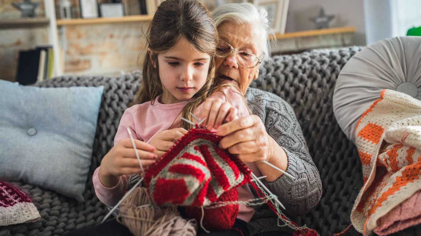 الحياكة علاج غير دوائي.. فوائد عقلية وعاطفية لكبار السن