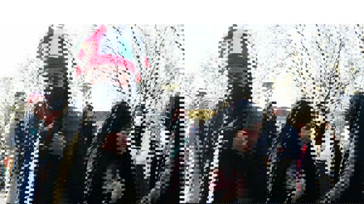 مشجعات إيرانيات يصرخن بعد رشهن برذاذ الفلفل (فيديو)