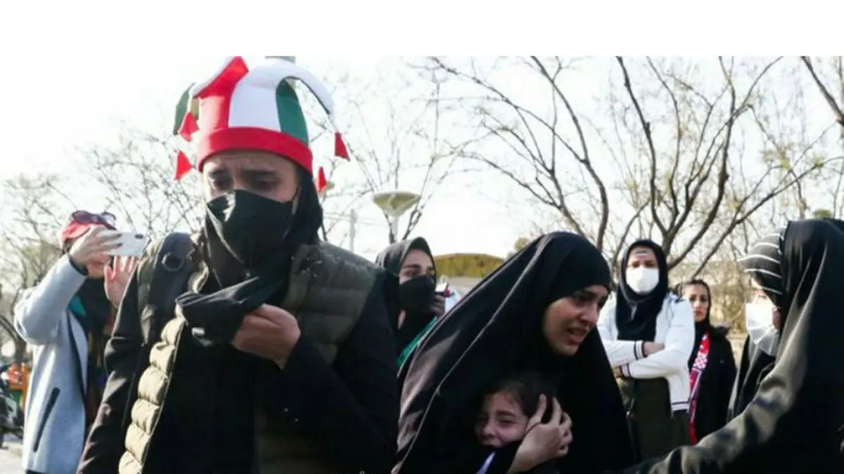 مشجعات إيرانيات يصرخن بعد رشهن برذاذ الفلفل (فيديو)