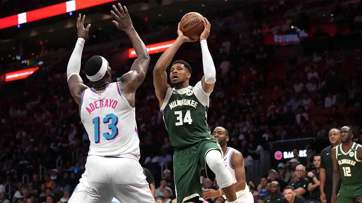 NBA.. أنتيتوكونمبو يتألق في فوز باكس على هيت في دوري السلة الأمريكي