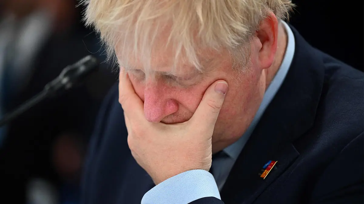 تكتيك روسي ينذر بحرب طويلة بأوكرانيا.. وجونسون في "ورطة" سياسية