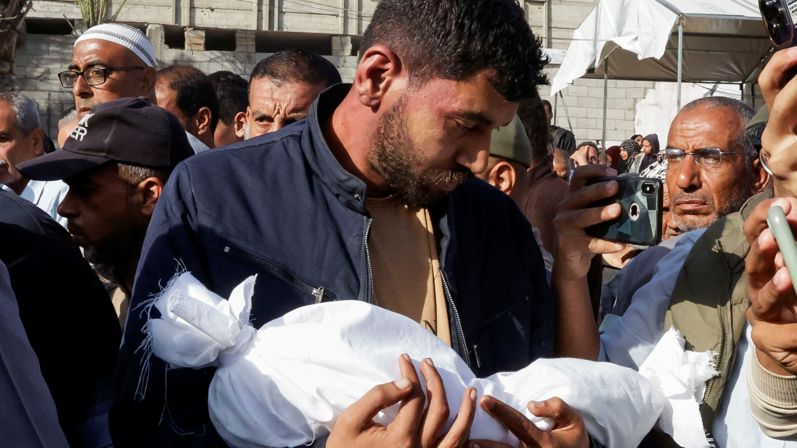 ضربات إسرائيلية تقتل 23 فلسطينياً على الأقل في غزة