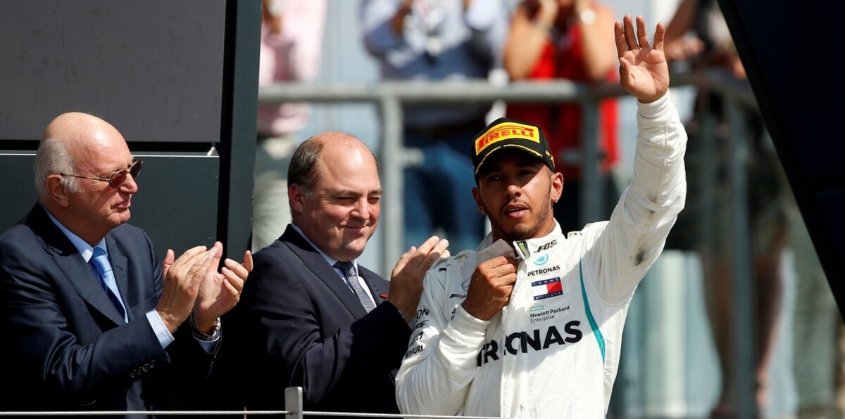 هاميلتون بطل فورمولا 1 يستمر مع مرسيدس حتى 2020