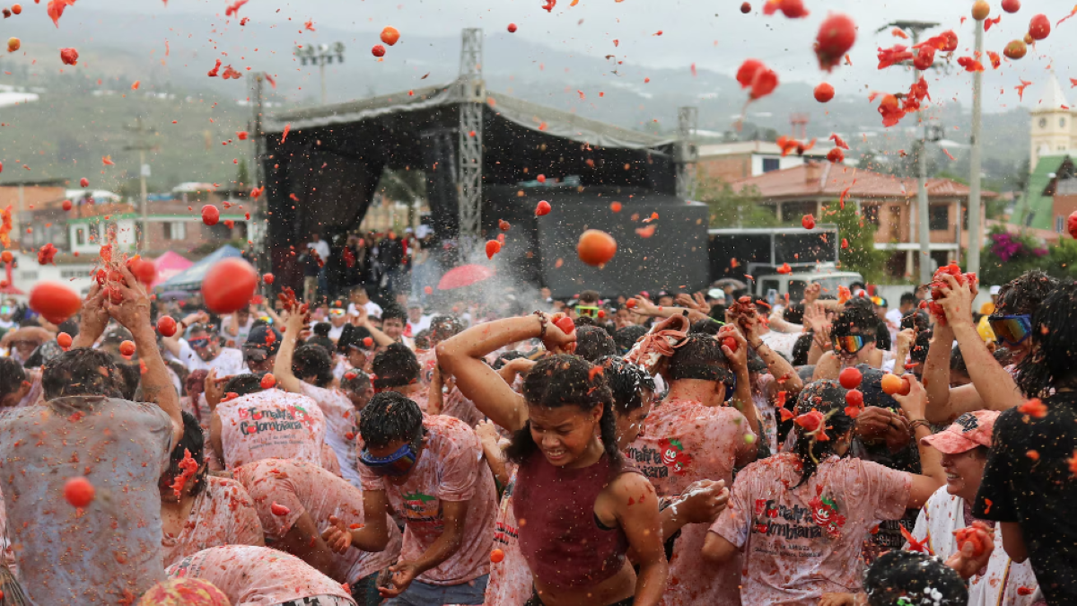 كرنفال "الطماطم".. 45 طنًّا تتطاير في معركة "حمراء" بكولومبيا (فيديو وصور)