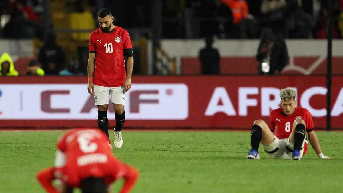 المحليون أفضل منكم.. وائل جمعة يشن هجوما على صلاح ومرموش 