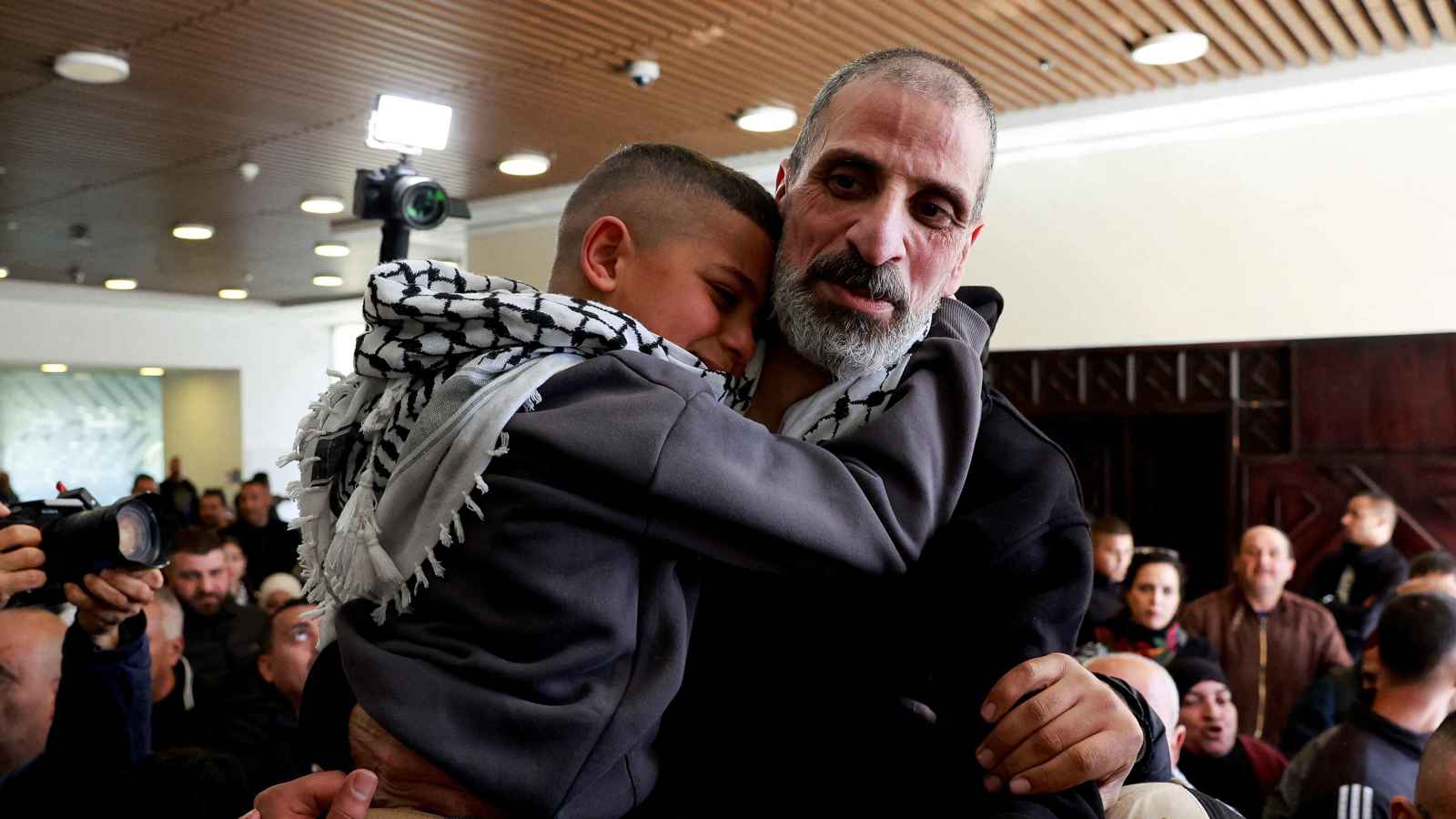 "عقابًا لحماس".. إسرائيل تؤخر إطلاق سراح الأسرى الفلسطينيين