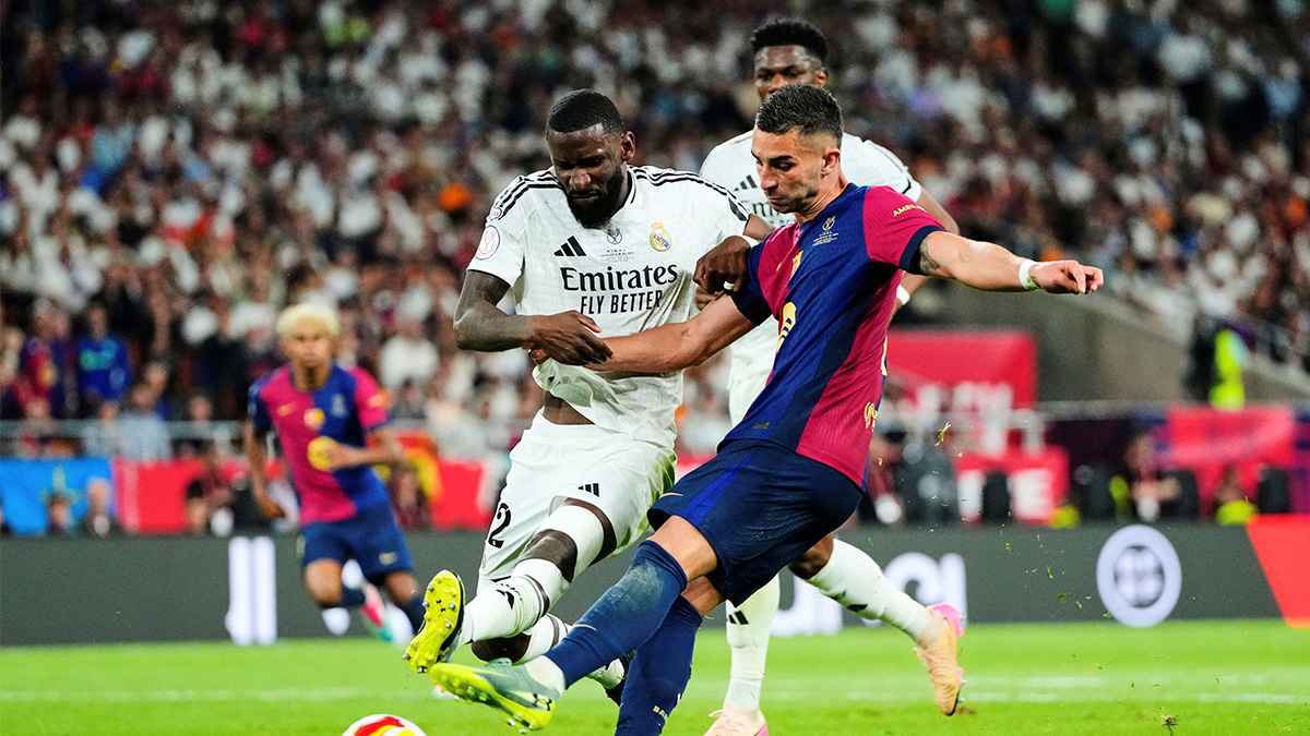 القرار الكارثي.. اعتراف خطير من حكم مباراة ريال مدريد وبرشلونة (فيديو)