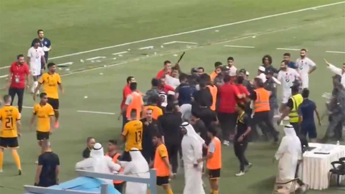 اشتباكات كبيرة.. أحداث مؤسفة في مباراة القادسية والكويت (فيديو)