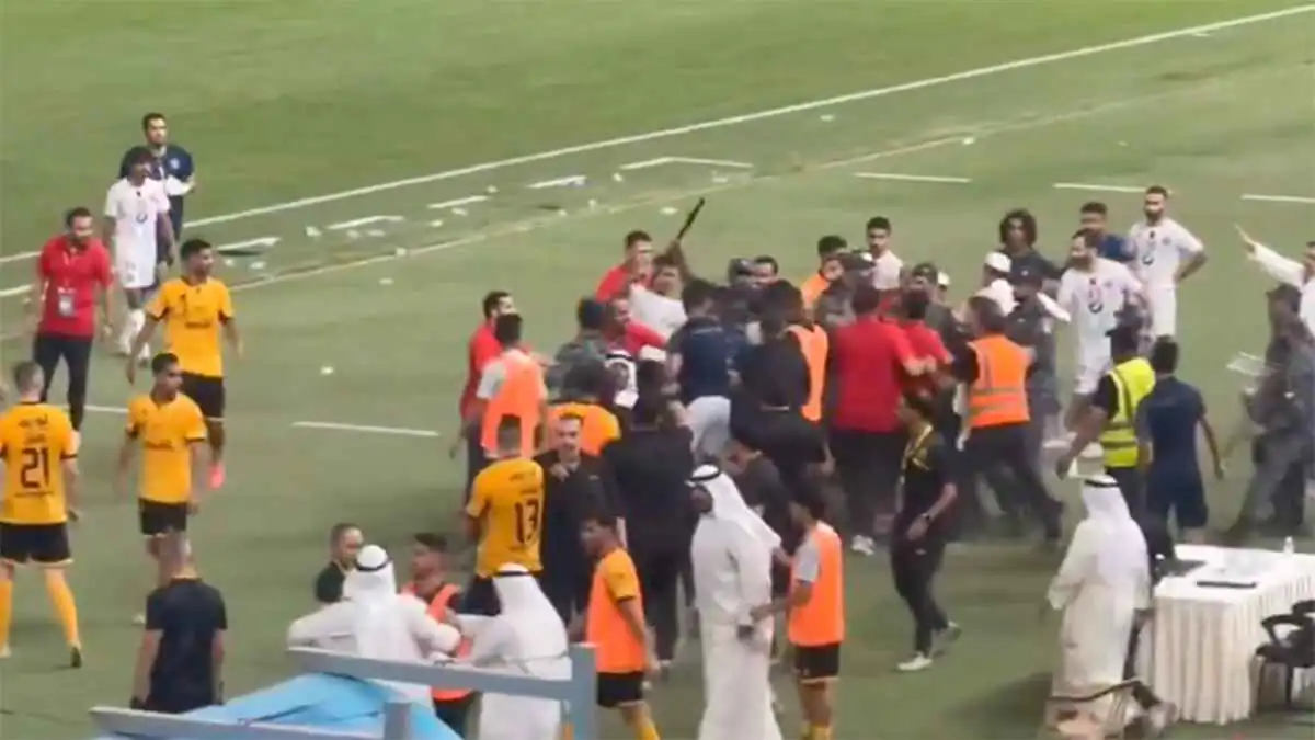 اشتباكات كبيرة.. أحداث مؤسفة في مباراة القادسية والكويت (فيديو)