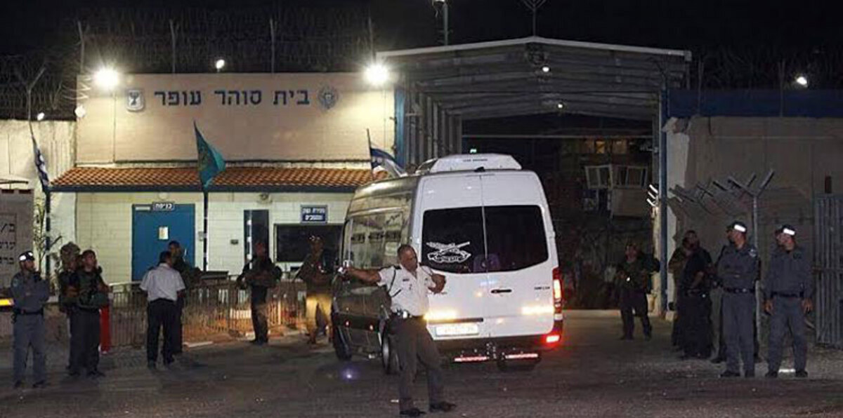 الأسرى الفلسطينيون.. تمرد وعصيان على إدارة السجون الإسرائيلية وقوانينها