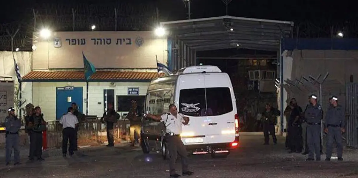 الأسرى الفلسطينيون.. تمرد وعصيان على إدارة السجون الإسرائيلية وقوانينها