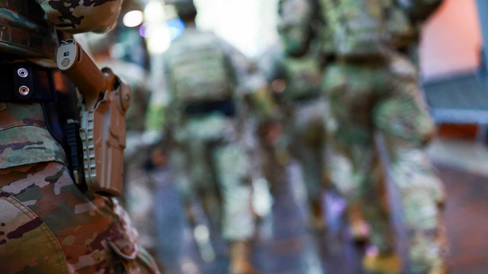 "اخلعوا الأقنعة".. حملة ضخمة في واشنطن ضد "التخفي الأمني"