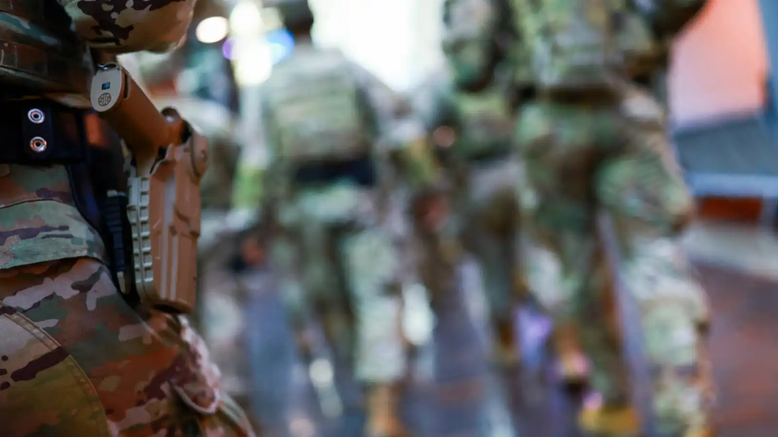 "اخلعوا الأقنعة".. حملة ضخمة في واشنطن ضد "التخفي الأمني"