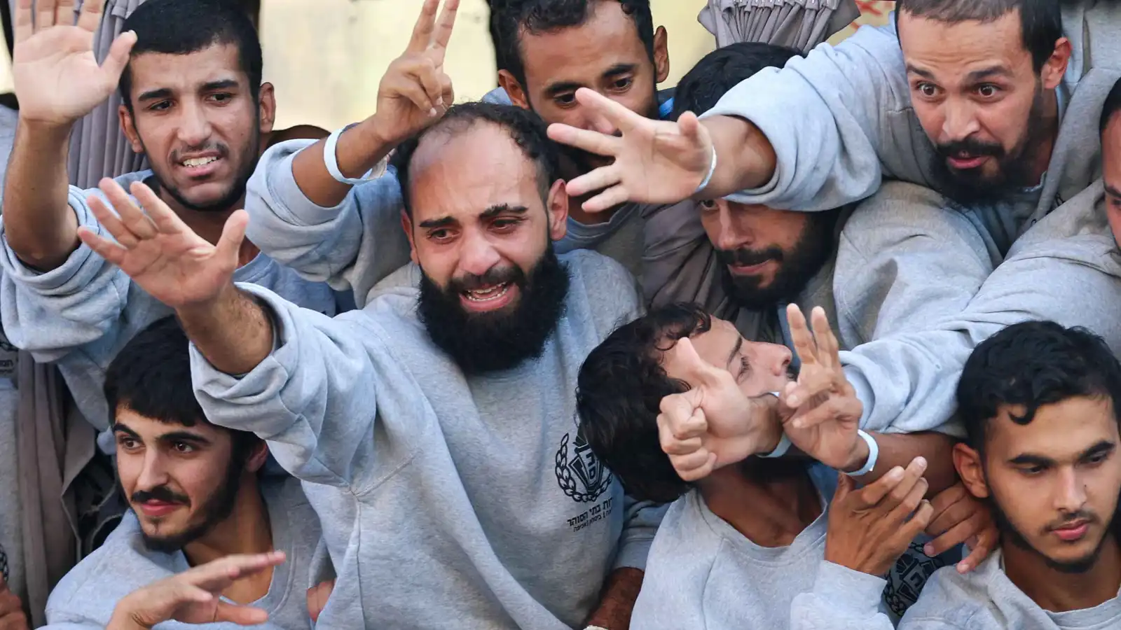 فلسطينيون أفرجت عنهم إسرائيل في إطار صفقة تبادل أسرى