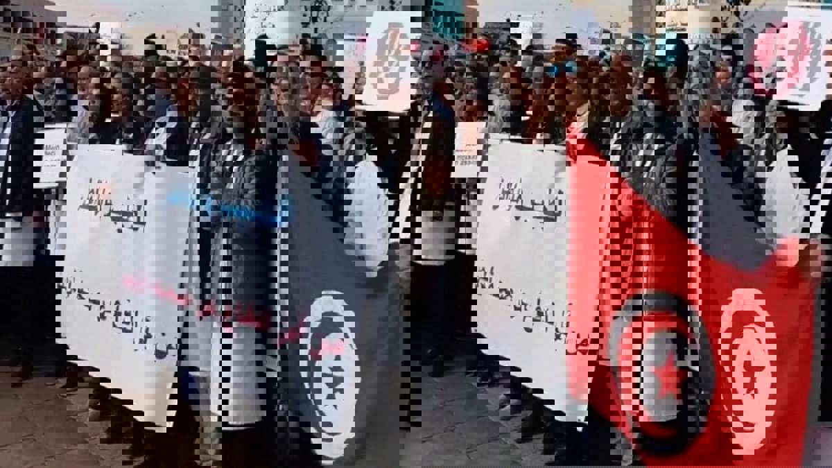 إضراب مئات الأطباء يربك القطاع الصحي في تونس