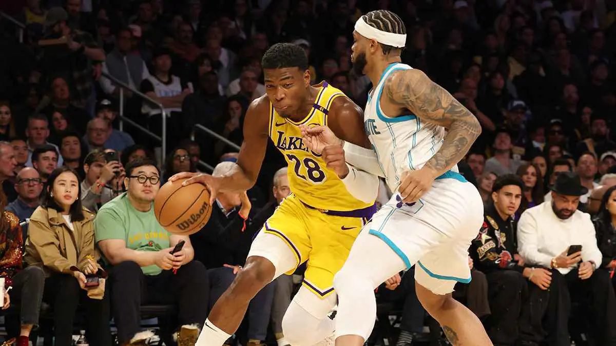 NBA.. لاميلو بول يتألق في الثواني الأخيرة ويقود هورنتس للفوز على ليكرز