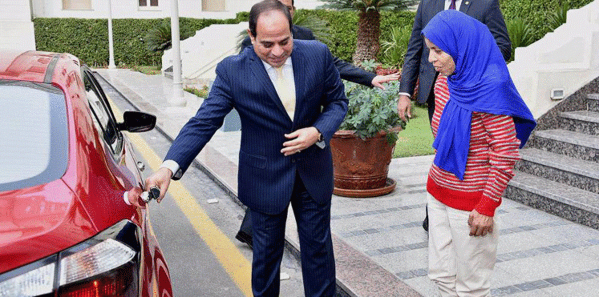 ما قصة "فتاة العربة" التي فتح لها السيسي باب السيارة و بماذا أمر لها؟ (صور وفيديو)