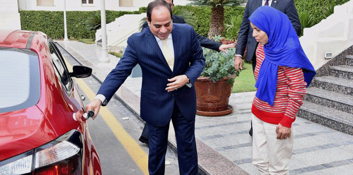 ما قصة "فتاة العربة" التي فتح لها السيسي باب السيارة و بماذا أمر لها؟ (صور وفيديو)