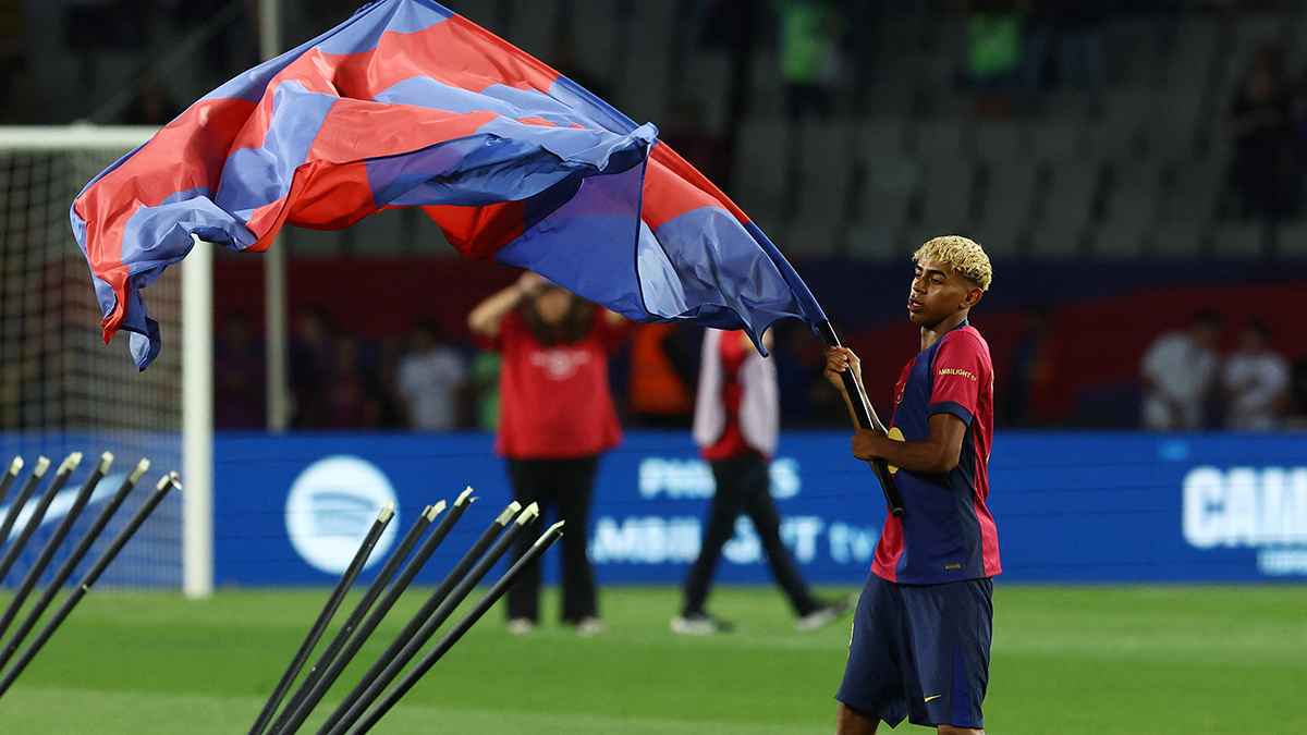 برشلونة يكافئ يامال بقميص ميسي