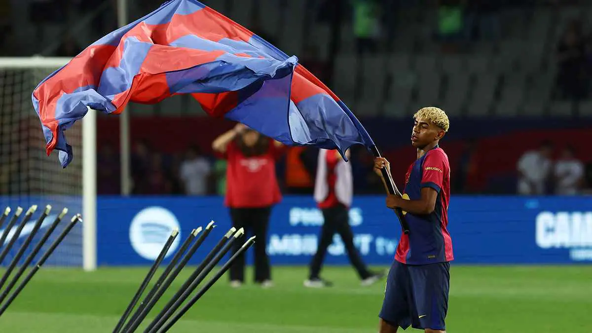 برشلونة يكافئ يامال بقميص ميسي