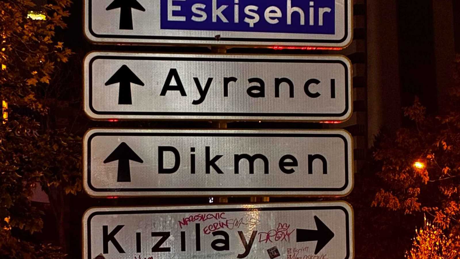 بسبب "تيك توك".. لافتة مرورية هامشية تصبح معلما في أنقرة (فيديو)