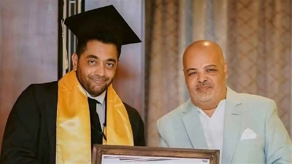 بعد نفي الجامعة البريطانية.. دكتواره أحمد فلوكس الفخرية تُثير ضجة واسعة