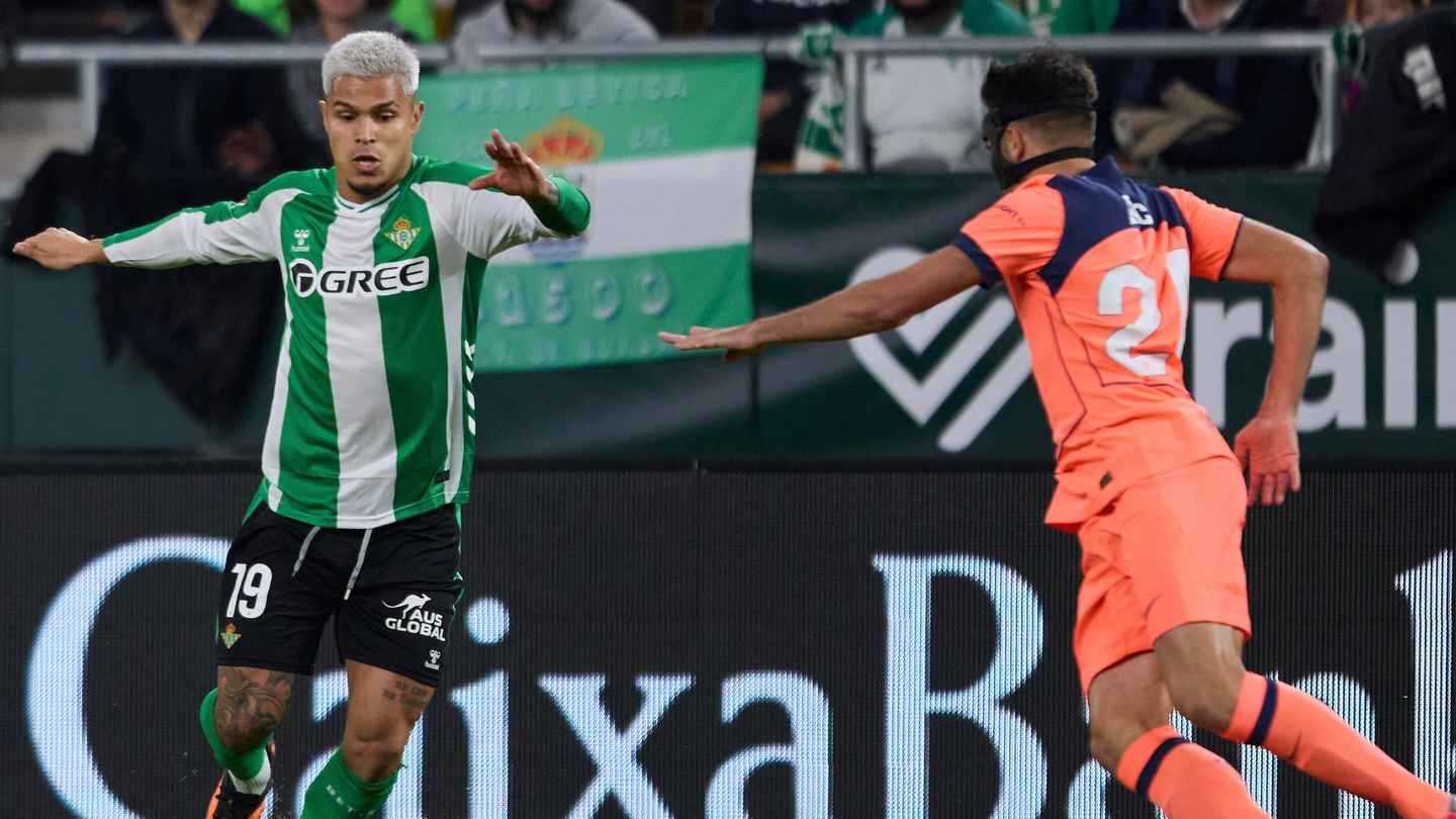 ملخص وأهـداف ورجل مباراة برشلونة ضد ريال بيتيس في الدوري الإسباني