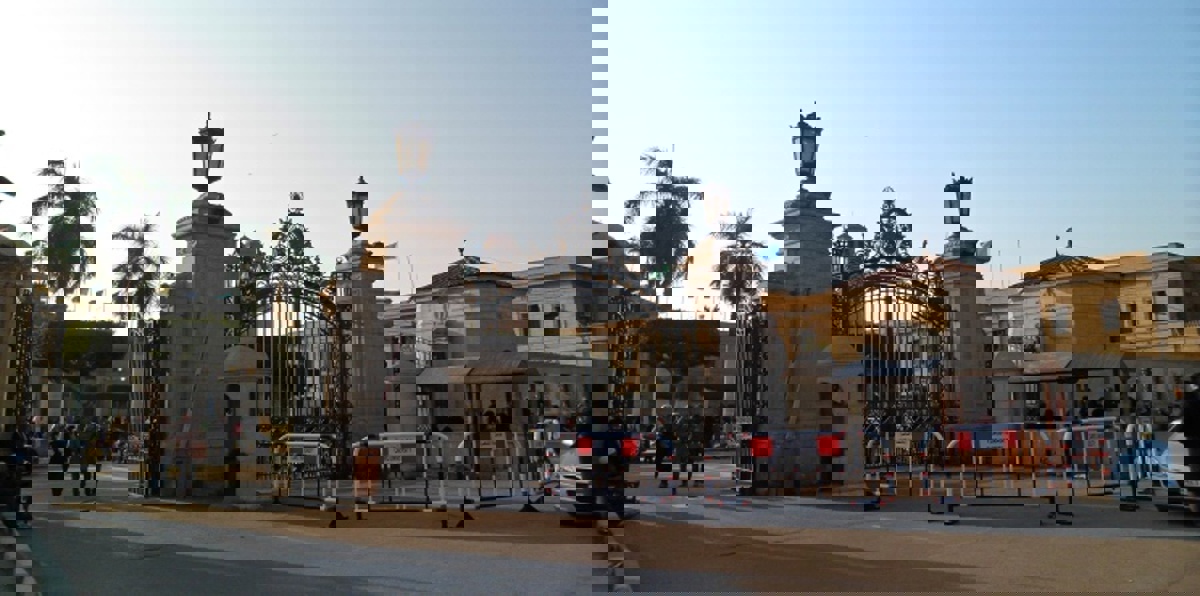 بعد منع المنقبات من التدريس.. دعوات لحظر ارتداء "البنطلون المقطع" ومساواته بالنقاب في جامعات مصر