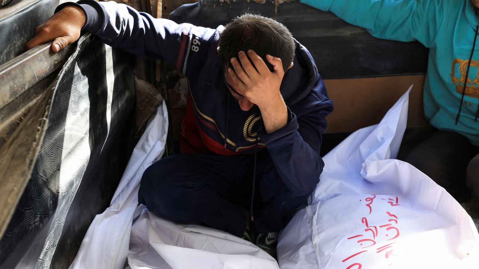 إسرائيل تكثف غاراتها.. 71 قتيلًا في قطاع غزة