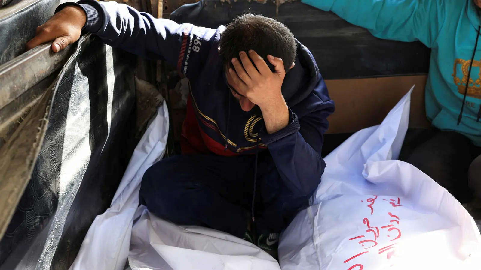 إسرائيل تكثف غاراتها.. 71 قتيلًا في قطاع غزة