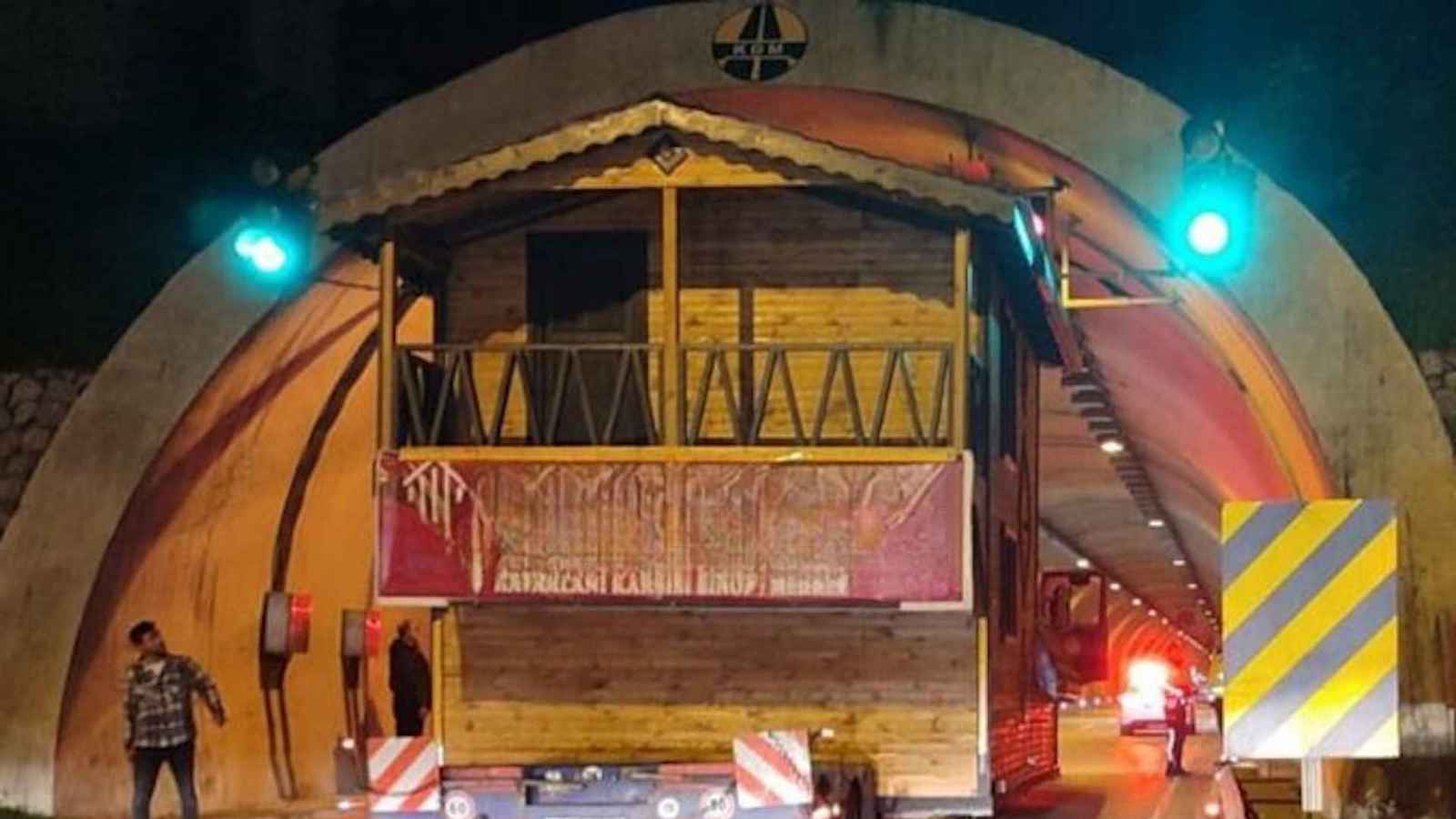 تركيا.. منزل "متنقل" يغلق نفقاً حيوياً للسيارات (فيديو)