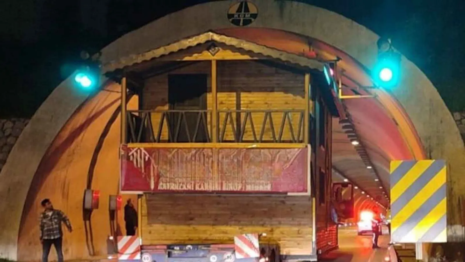 تركيا.. منزل "متنقل" يغلق نفقاً حيوياً للسيارات (فيديو)