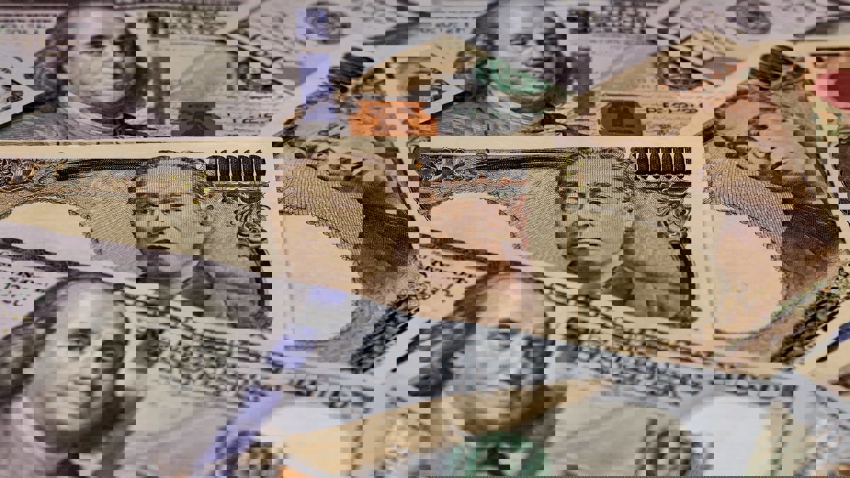 الدولار مستقر قرب أعلى مستوى في 10 أشهر ويواصل الضغط على الين 