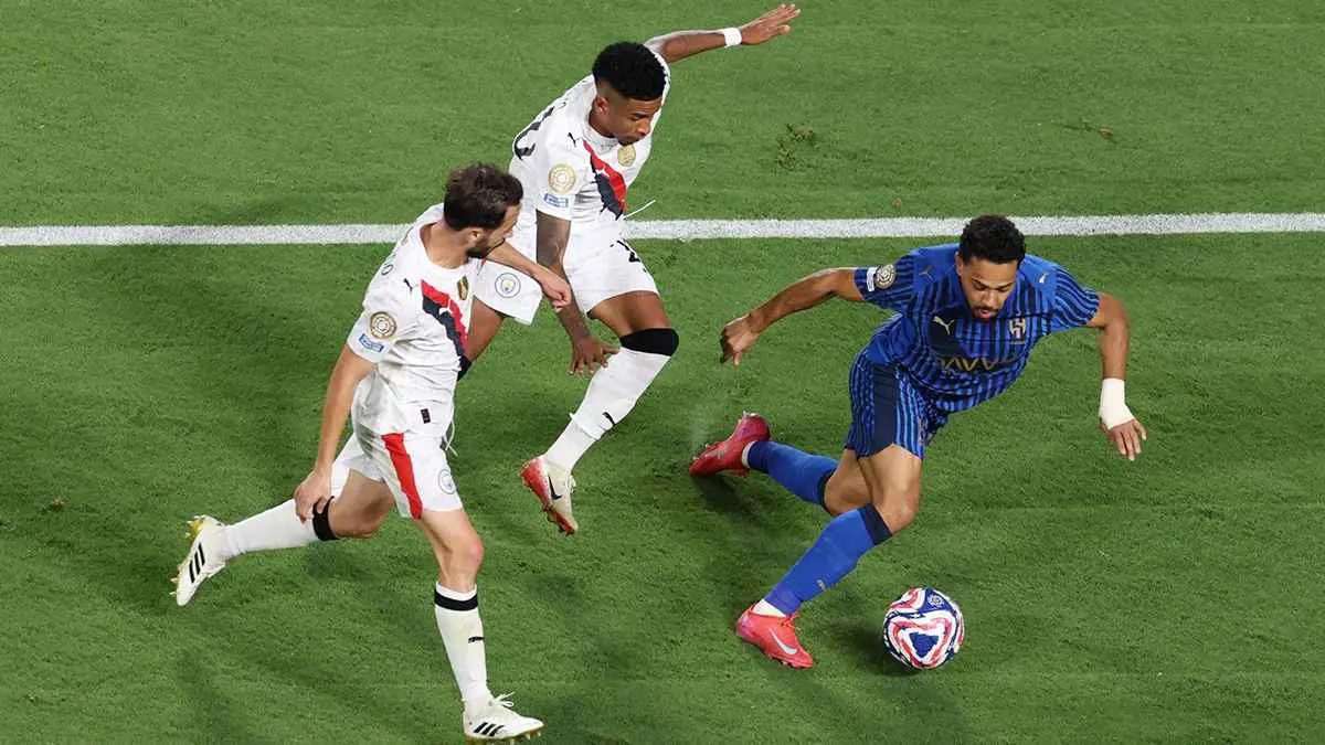 الهلال يوافق على رحيل نجمه إلى الشباب السعودي