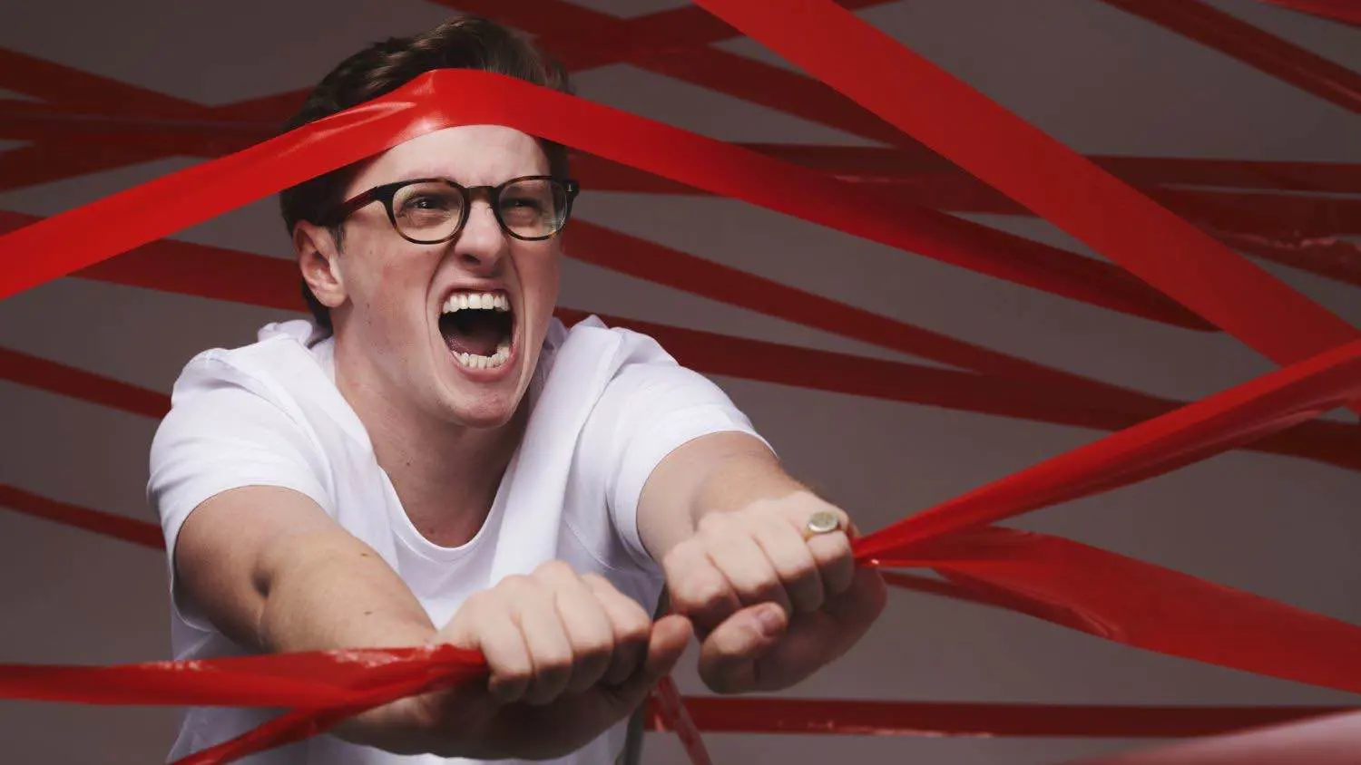 يوتيوبر بريطاني يدّعي وفاته لاستعادة ثمن تذكرة الطيران (فيديو)