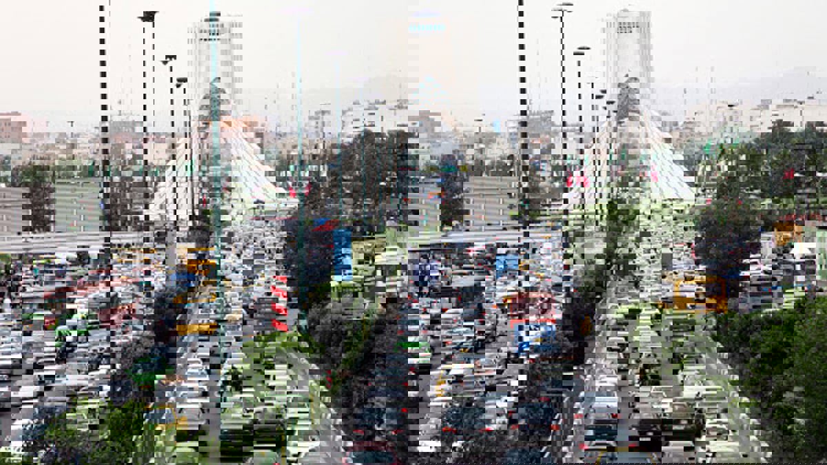 مسؤول استخبارات إيراني يبصق على فتيات بسبب الحجاب ‎