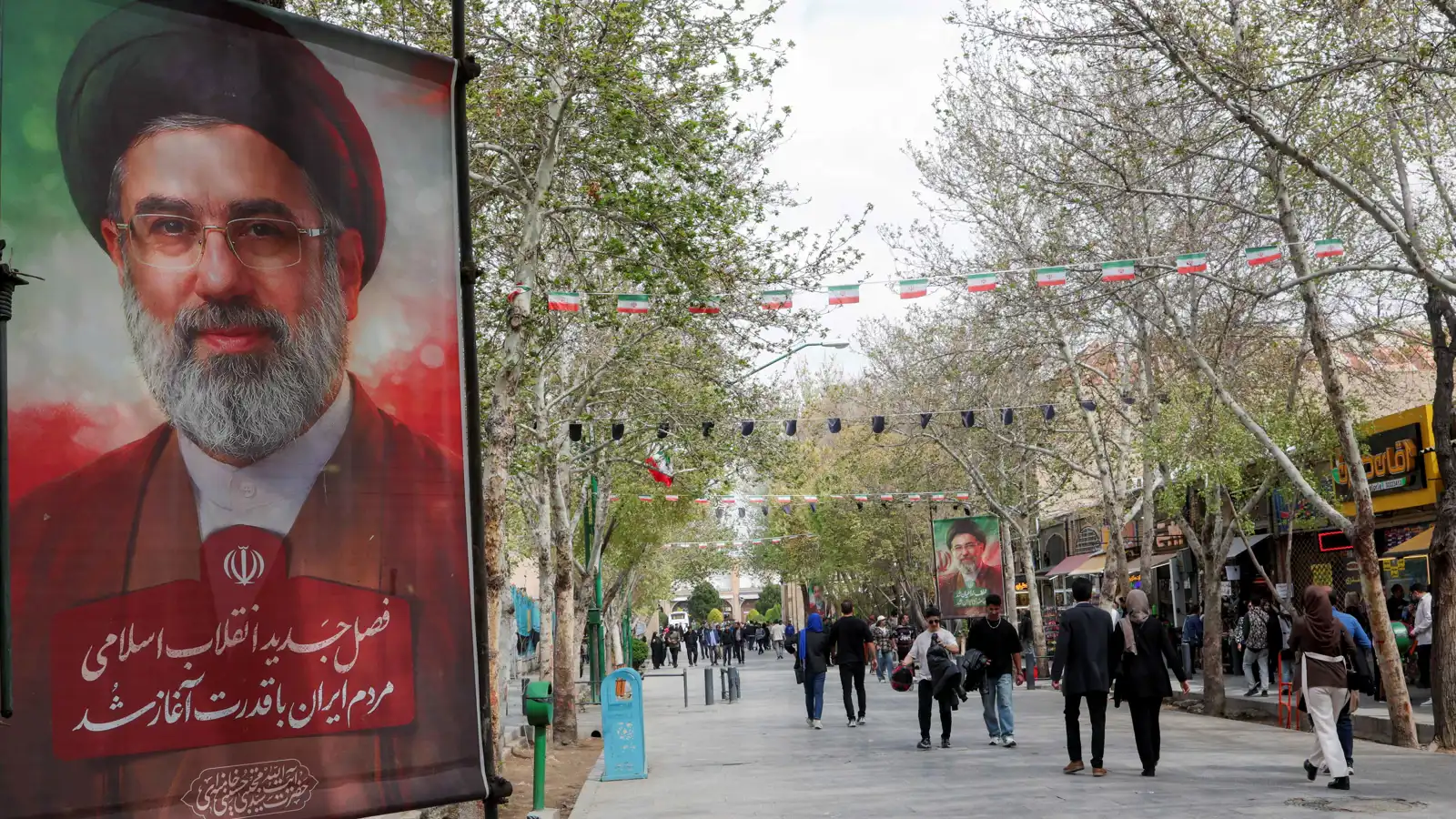 ملصق لمجتبى خامنئي في مدينة أصفهان