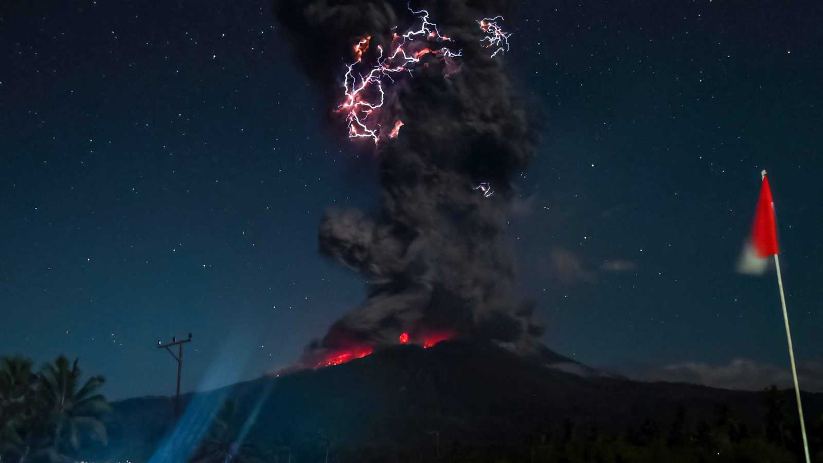 إندونيسيا تصدر أعلى مستوى إنذار بعد ثوران بركان "ليوتوبي"