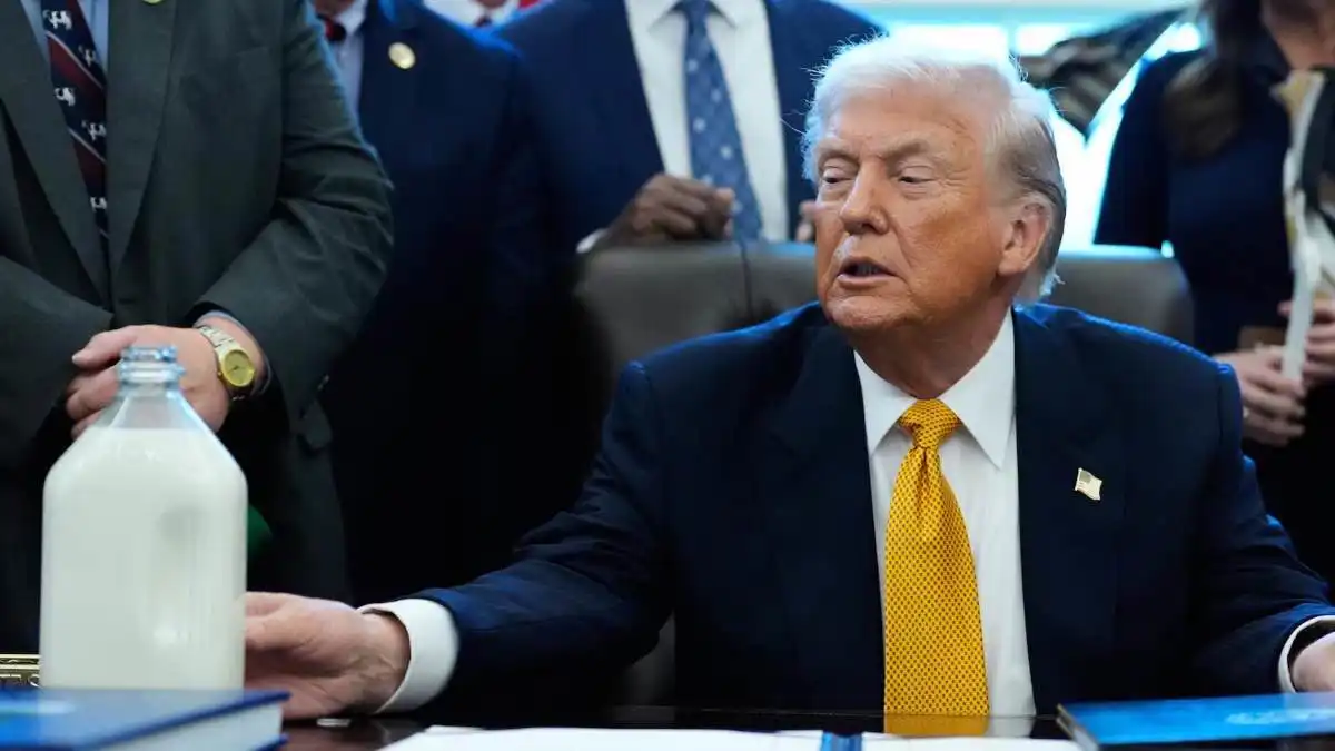 بمشهد لافت.. ترامب يكرّم تلميذاً بعد درس عن الحليب (فيديو)