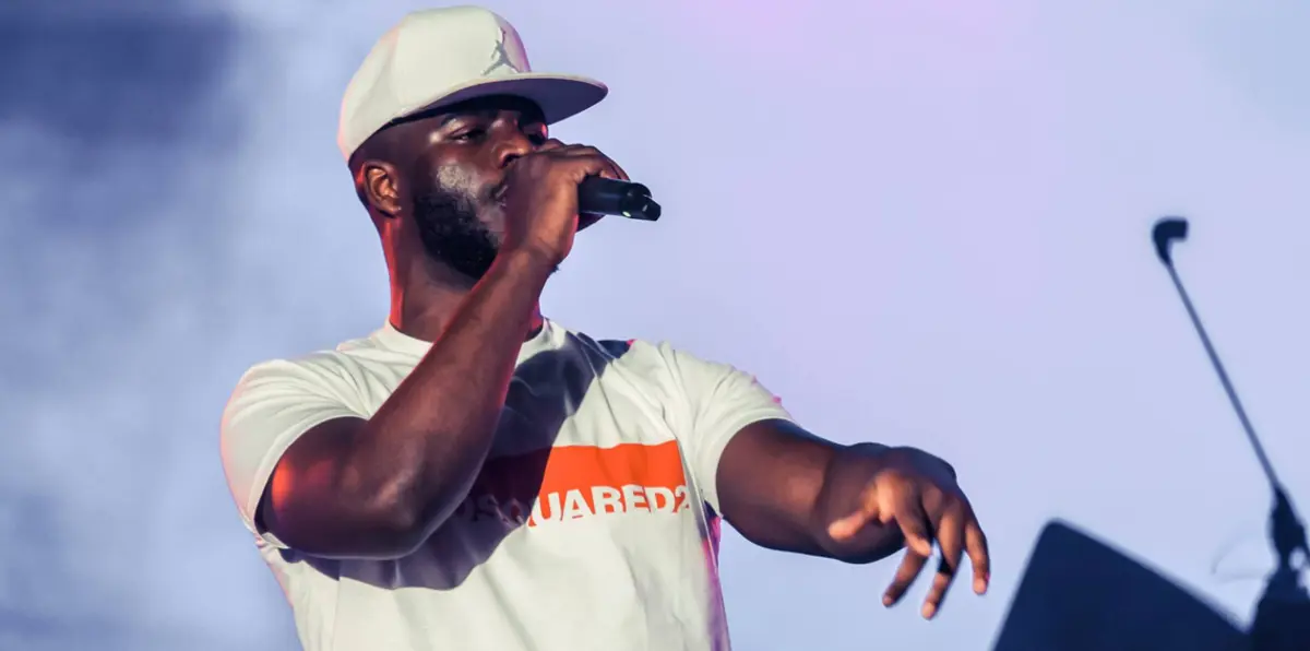 استنكار واسع لظهور مغن فرنسي بلباس مستفز على مسرح قرطاج (صور)