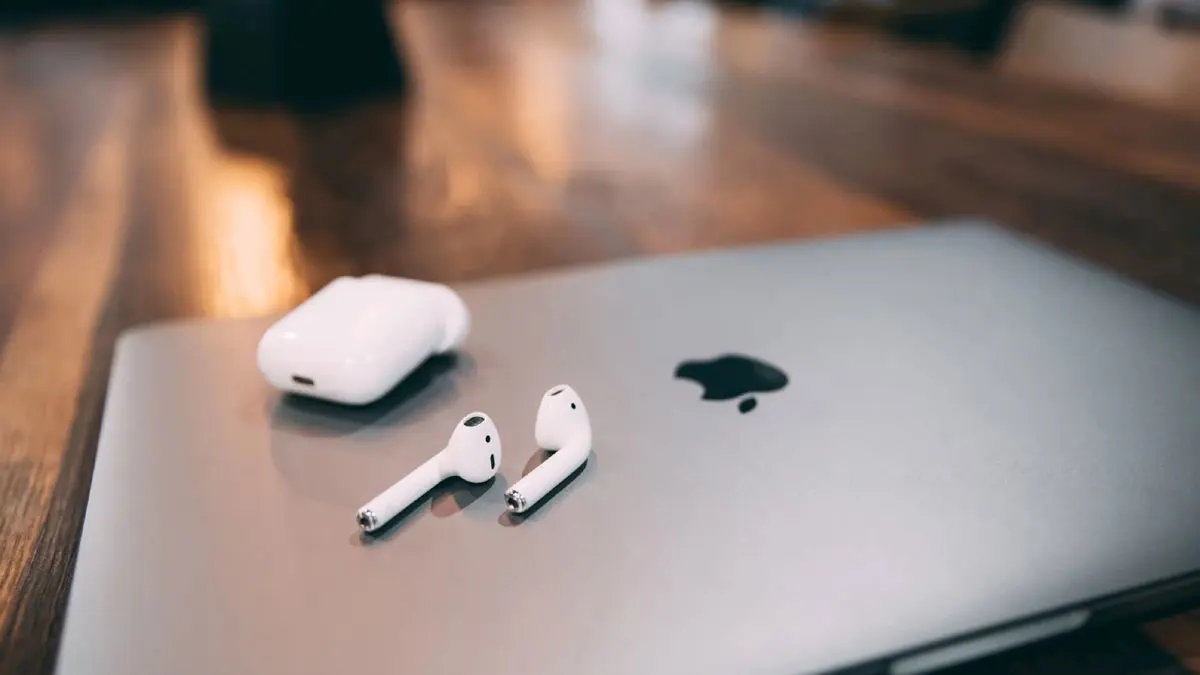 ميزة جديدة في أجهزة "AirPods" من "آبل".. التحكم عبر حركات الجسم واللسان