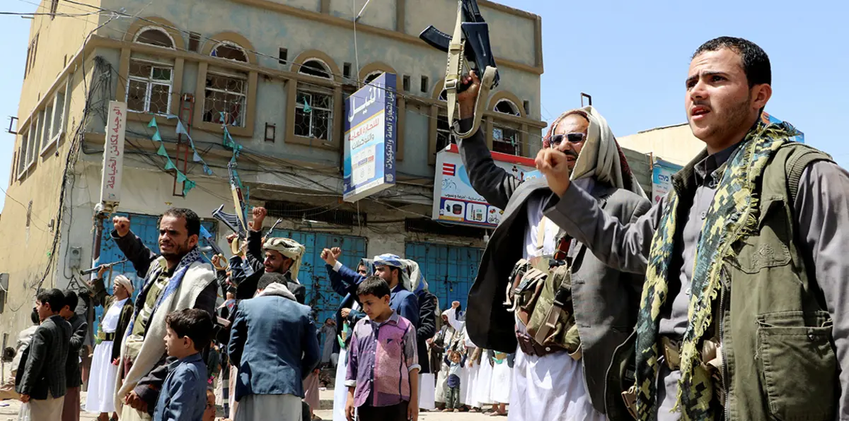 بالفيديو.. حوثيون "يلغمون" طريق "الكيلو 16" بالحديدة