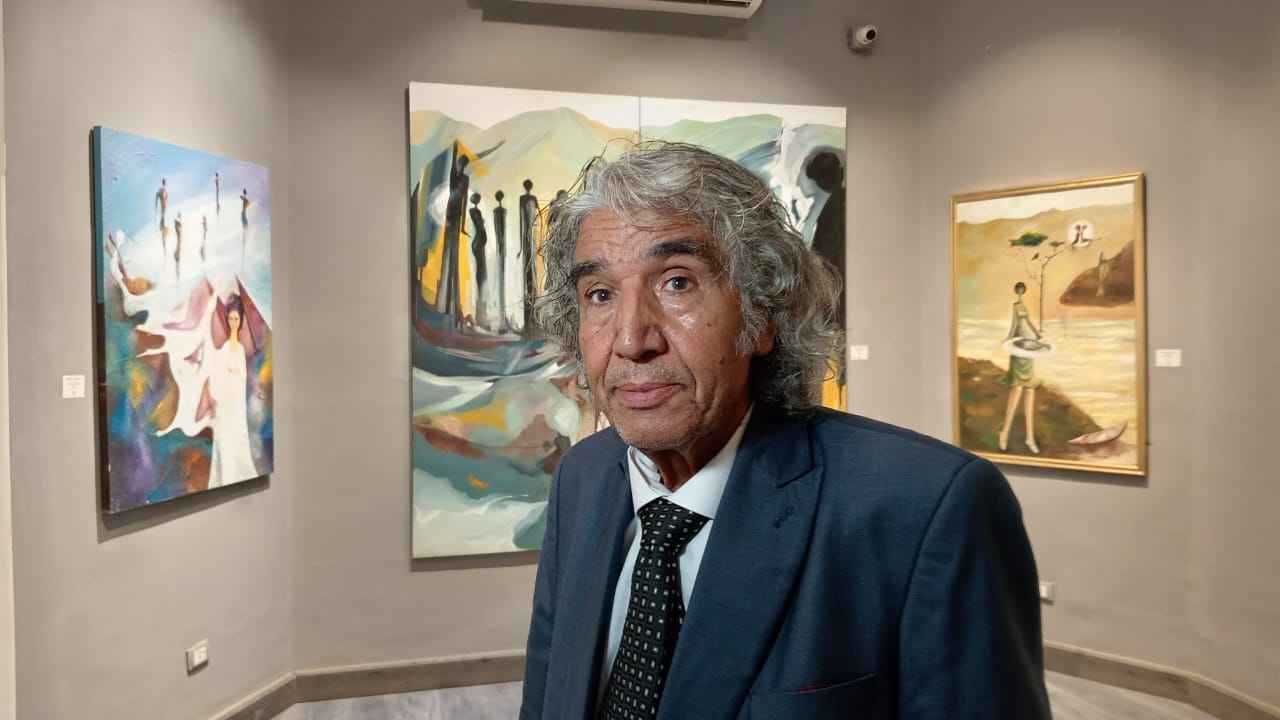 "جنون الذاكرة".. لوحات تشكيلية تقاوم الموت والنسيان (صور)